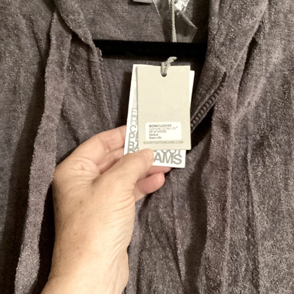 Barefoot Dreams Cozychic ultra light short sleeve zip up hoodie
Size L/XL. NWT - Picture 11 of 11